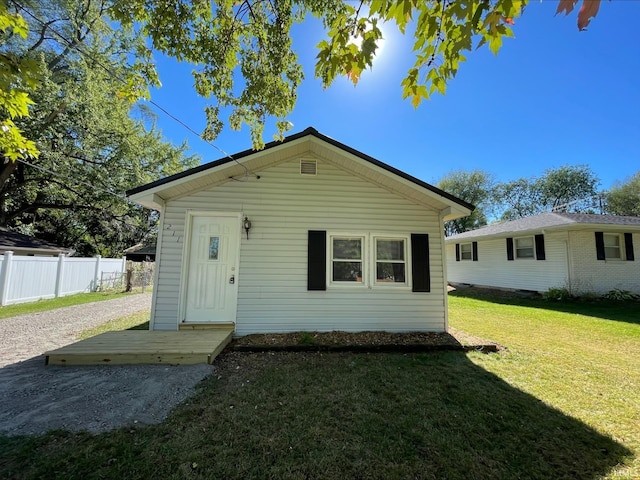 view of front of house with a front lawn