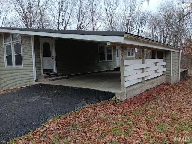 view of front facade featuring a carport