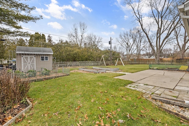 view of yard featuring a storage unit