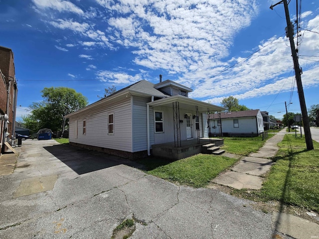 view of front of home featuring a front lawn