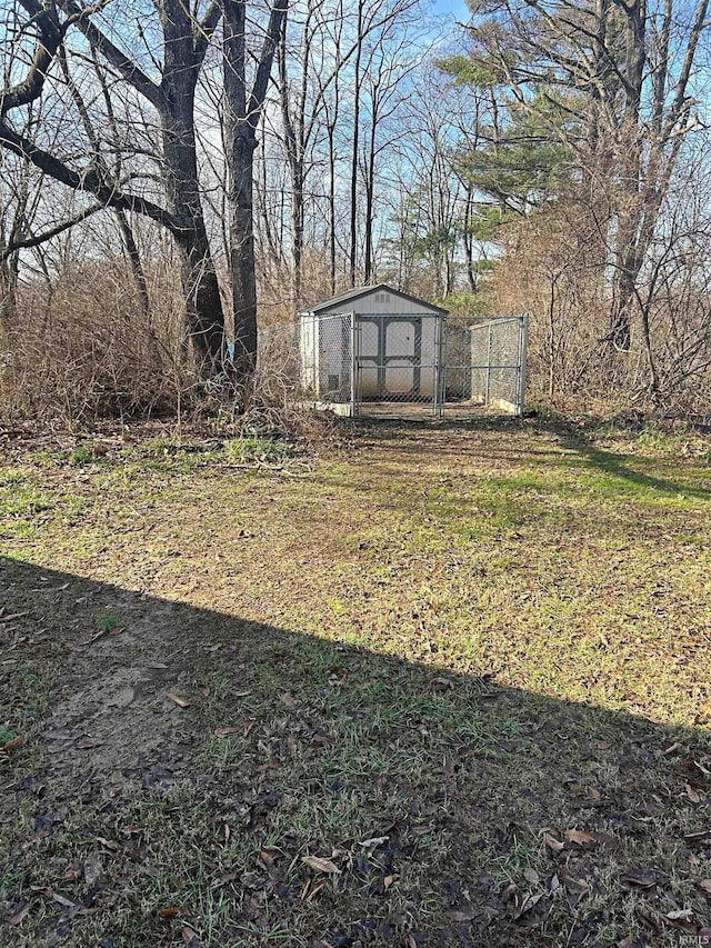 view of yard featuring an outbuilding