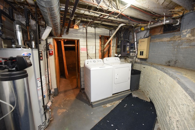 basement featuring water heater and independent washer and dryer