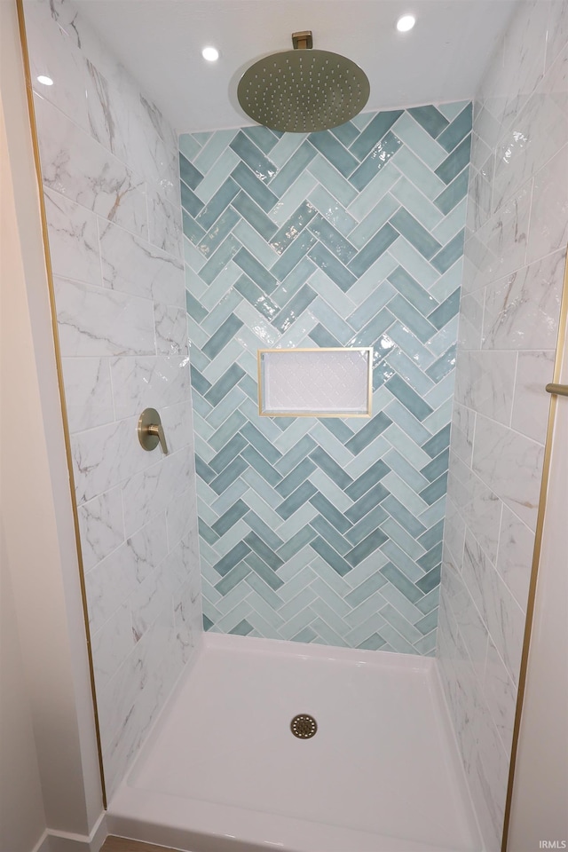 bathroom featuring a tile shower