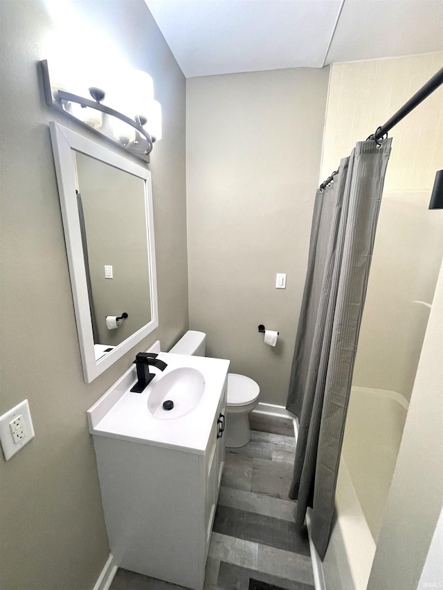 full bathroom with shower / bath combo with shower curtain, vanity, and toilet