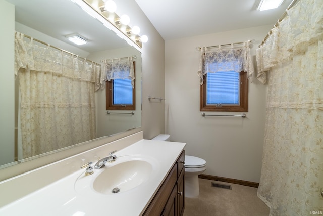 bathroom featuring a shower with shower curtain, vanity, and toilet