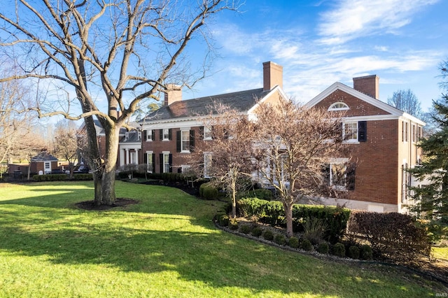 colonial inspired home featuring a front yard