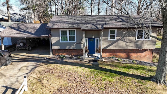 view of front facade featuring a front lawn and a carport