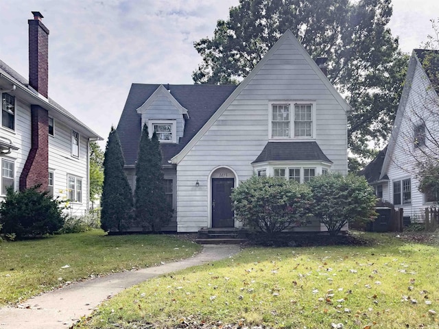 view of front facade with a front lawn