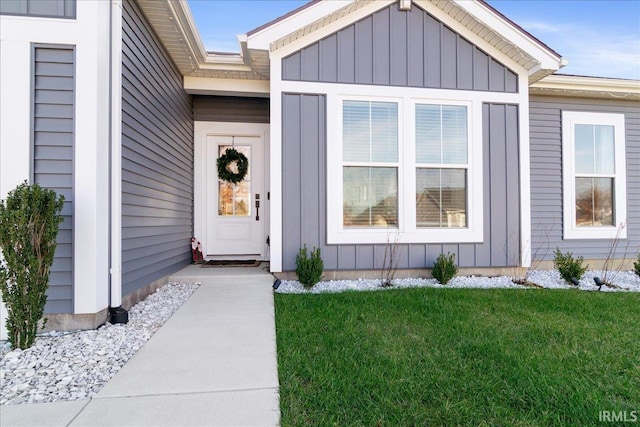 property entrance featuring a yard