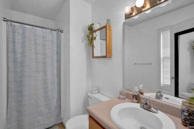 bathroom featuring a shower with curtain, vanity, and toilet