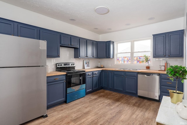 kitchen featuring sink, stainless steel appliances, blue cabinets, and light hardwood / wood-style flooring