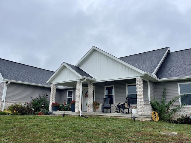 view of front of property featuring a front lawn and covered porch