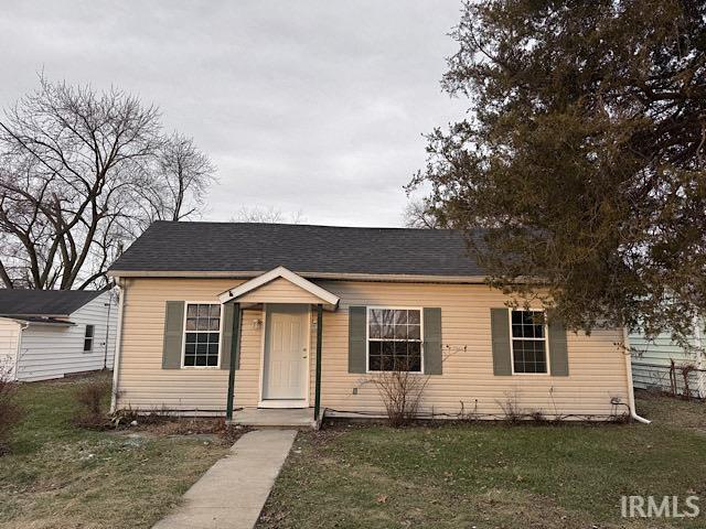 view of front of property featuring a front yard