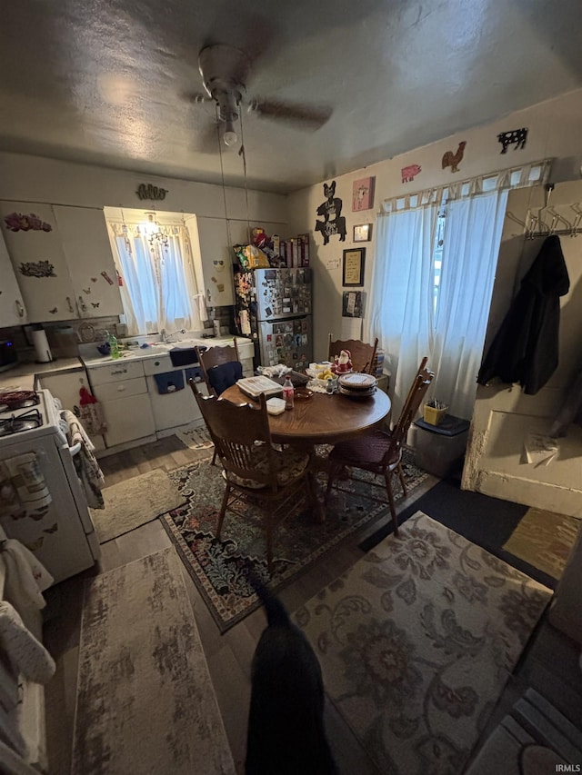 dining room featuring ceiling fan