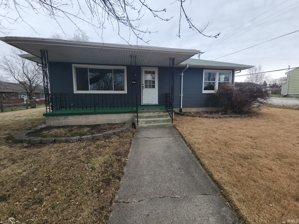 view of front facade featuring a porch and a front yard