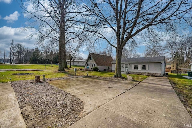 view of front facade with a front lawn