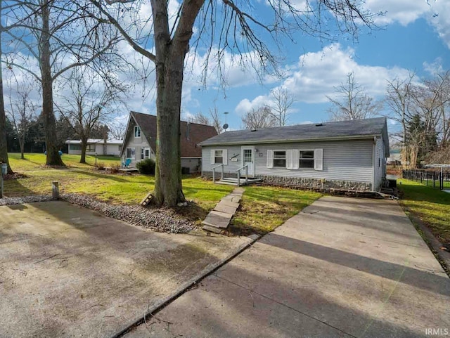 ranch-style house featuring a front lawn