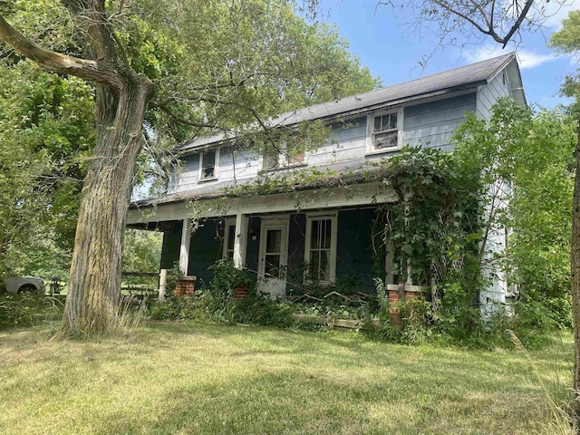 view of front of property featuring a porch and a front yard