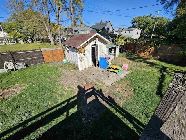 view of yard with an outdoor structure