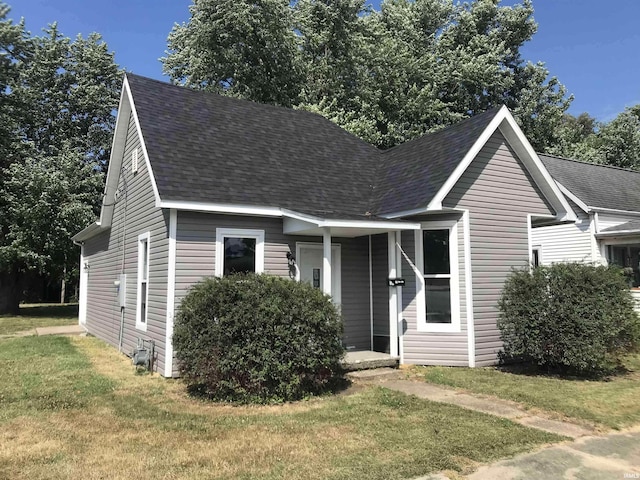 view of front facade with a front yard