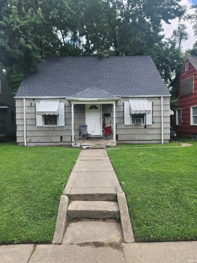 bungalow-style house featuring a front lawn