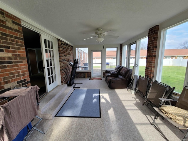 sunroom with ceiling fan