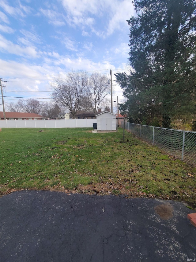 view of yard featuring a shed