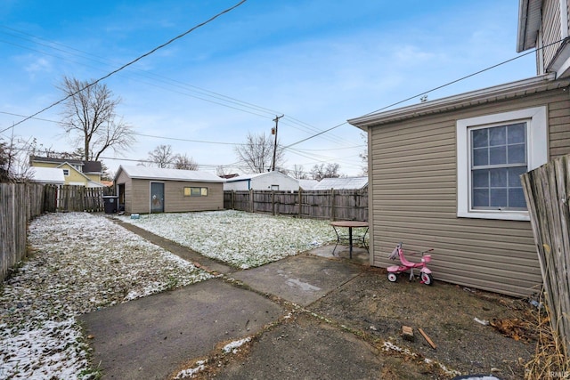 view of yard featuring an outdoor structure