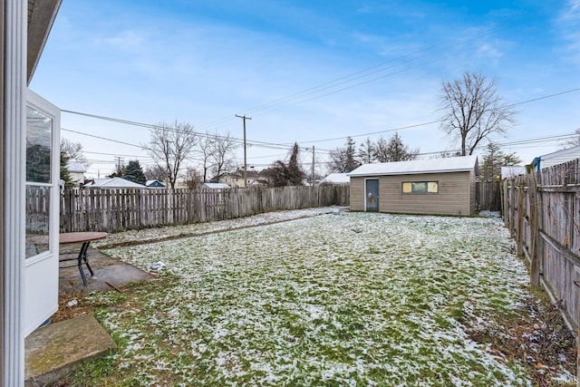 view of yard featuring an outbuilding