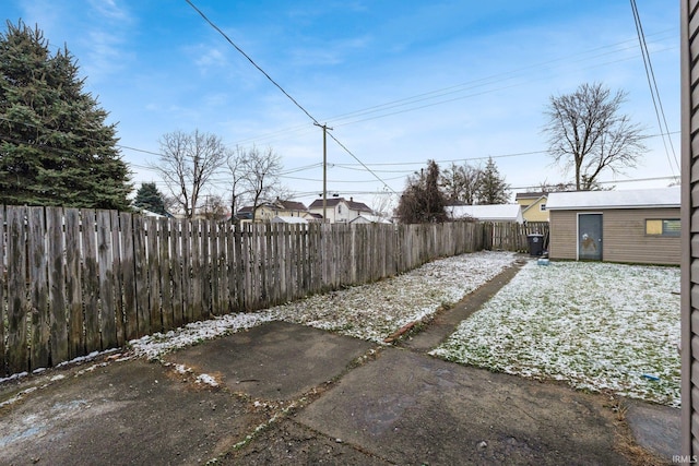 view of yard featuring an outbuilding