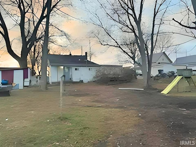 view of yard at dusk