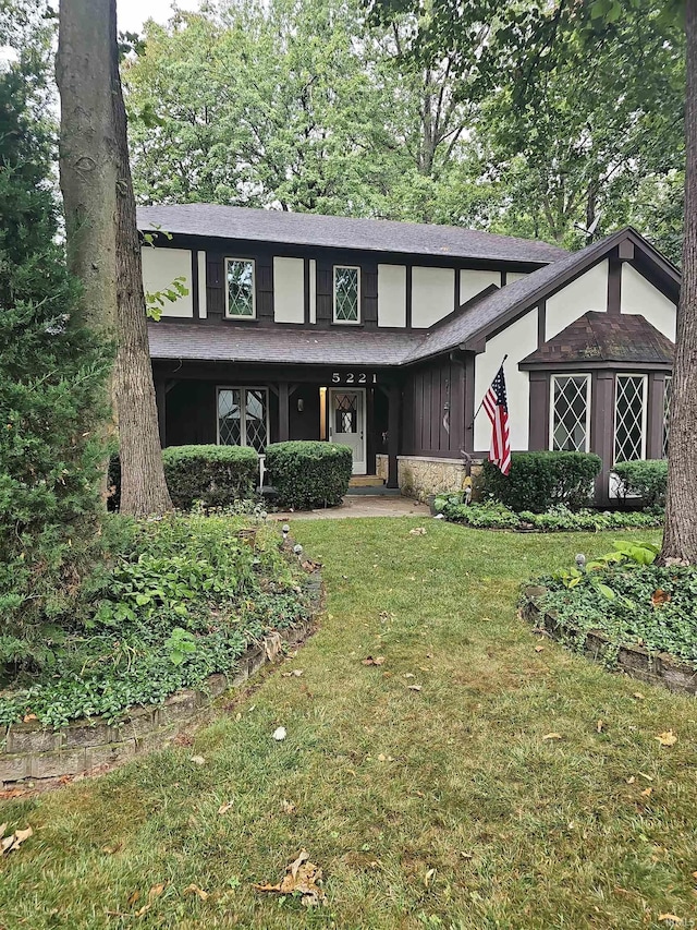 view of front of home featuring a front yard