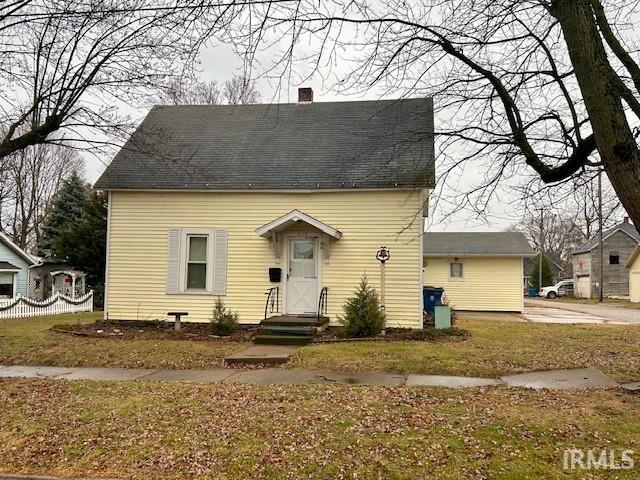 view of front of property with a front lawn