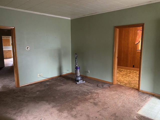 unfurnished room featuring crown molding and carpet