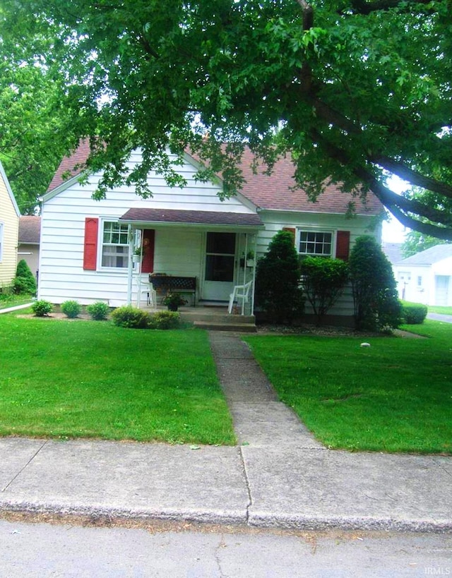 view of front facade featuring covered porch and a front yard