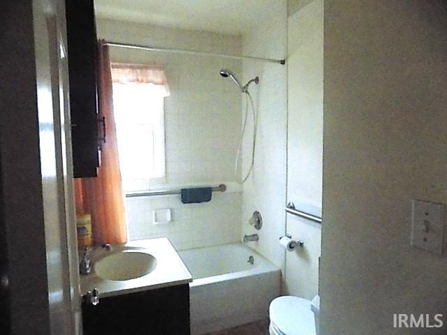 full bathroom with vanity, toilet, and tiled shower / bath