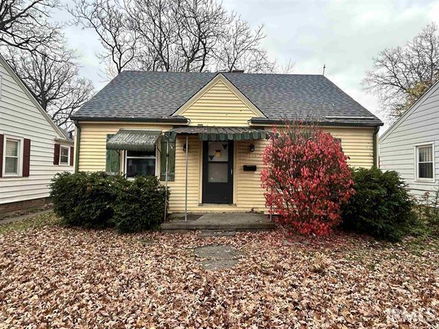 bungalow featuring a patio