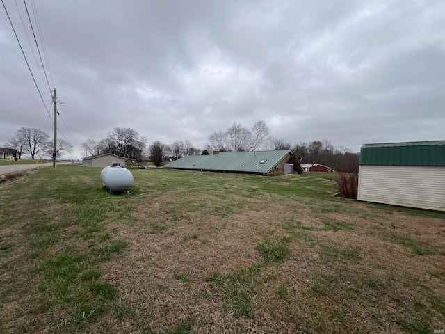 view of yard with an outbuilding