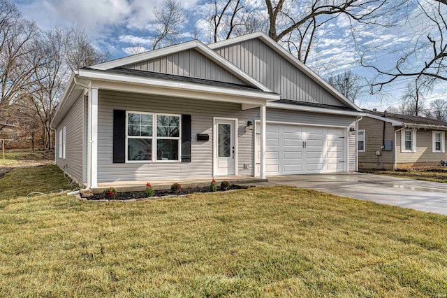 view of front of home featuring a front yard and a garage