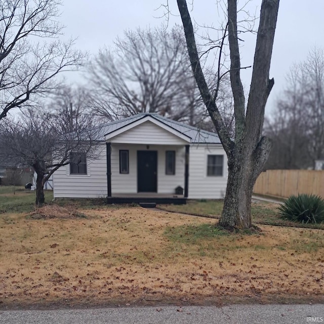 single story home with a front yard