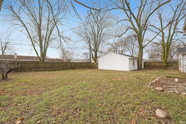 view of yard featuring an outdoor structure