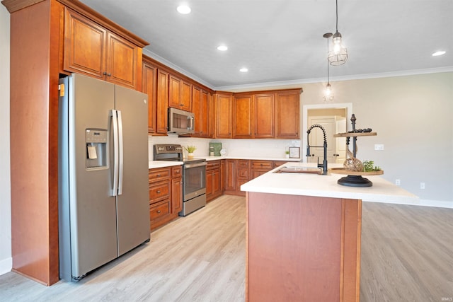 kitchen with sink, hanging light fixtures, light hardwood / wood-style floors, a kitchen island with sink, and appliances with stainless steel finishes