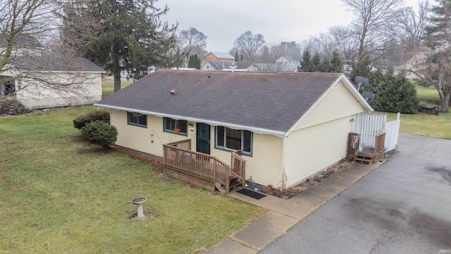 single story home with a front yard