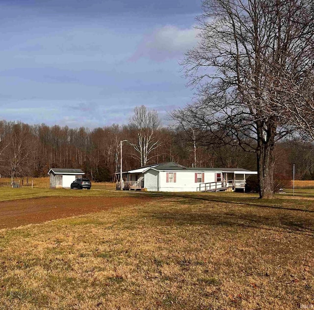 view of yard featuring an outdoor structure