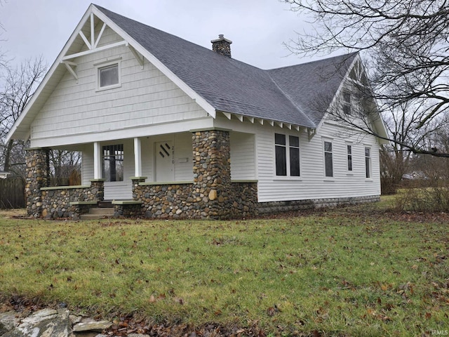 view of front facade featuring covered porch and a front yard