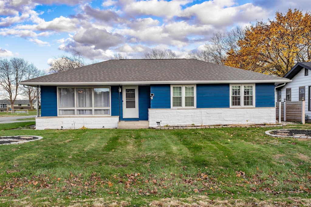 ranch-style home featuring a front lawn