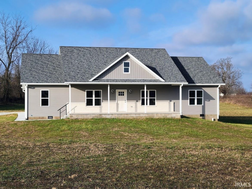 view of front facade featuring a front yard