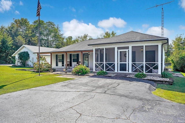 view of front of home featuring a front yard