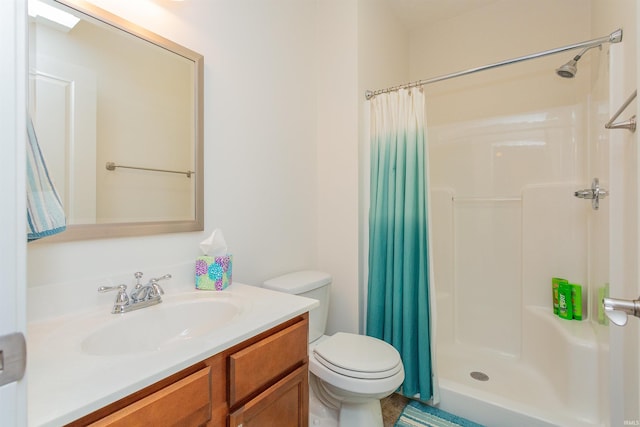 bathroom featuring a shower with curtain, vanity, and toilet