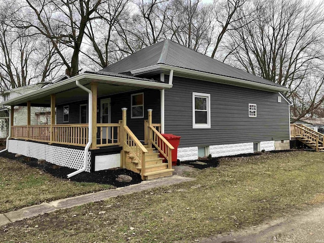 view of front of house with a porch and a front yard